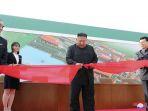 kim-jong-un-di-tengah-sedang-memotong-sebuah-pita-selama-kunjungannya.jpg