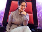 kini-jadi-istri-pilot-garuda-indonesia-lihat-transformasi-iis-dahlia-dari-masa-ke-masa-jadi-sorotan.jpg