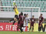 kiper-psm-makassar-rivky-mokodompit-menangkap-bola.jpg