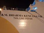 km-dharma-kencana-vii-saat-sandar-di-pelabuhan-soekarno-hatta-makassar.jpg