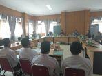 komisi-1-dprd-mamasa-ketika-menggelar-rapat-dengar-pendapat1.jpg