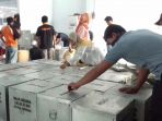 komisi-pemilihan-umum-kpu-enrekang-mulai-melakukan-pengepakan-logistik_20180621_151825.jpg