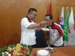 komisioner-kpu-majene-zulkarnain-hasanuddin-menyuapi-potongan-tumpeng.jpg