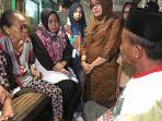 komisioner-kpu-makassar-endang-sari-melayat-ke-anggota-kpps.jpg