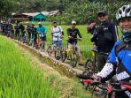 komunitas-tindizzz-berfoto-bersama-disela-melakukan-gowes-bersama-di-bantimurung-2.jpg
