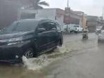 kondisi-jalan-pababari-mamuju-terendam-air-akibat-luapan-air-kanal-yang-tersumbat.jpg