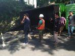 kondisi-truk-10-roda-yang-memuat-aspal-panas-terguling-di-salupangi-mamuju.jpg