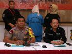 konferensi-pers-terkait-pembunuhan-yang-dilakukanauliakesuma35-terhadap-suami-dan-anak-tirinya.jpg