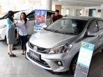 konsumen-mendapat-penjelasan-dari-sales-di-showroom-daihatsu-sunter.jpg