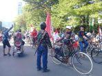 konvoi-dalam-rangka-karnaval-kemerdekaan-oleh-komunitas-sepeda-tua-makassar-jl-jenderal-sudirman.jpg