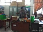 koperindag-soppeng-menemukan-makanan-kedaluwarsa_20180525_154417.jpg