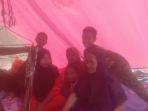 korban-banjir-yang-bangun-tenda-di-bekas-rumahnya-di-tarowang-jeneponto.jpg