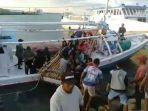 korban-kapal-terbalik-dievakuasi-di-pelabuhan-bajoe-bone.jpg