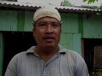 korban-kebakaran-baharuddin-saat-ditemui-lokasi-kebakaran-di-kampung-birea.jpg