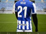 kostum-nomor-21-untuk-david-silva-yang-sudah-disiapkan-real-sociedad-18820020.jpg