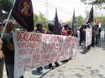 kpp-jeneponto-melakukan-unjuk-rasa-di-depan-kantor-bupati.jpg