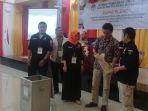 kpu-kabupaten-polman-menggelar-rekapitulasi-dan-perhitungan-suara_20180704_210813.jpg