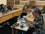 kpu-makassar-menggelar-rapat-persiapan-dengan-lima-panelis-debat-242.jpg