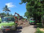 kurang-lebih-empat-armada-diturunkan-dinas-perkimlh-pinrang-mengangkut-sampah.jpg