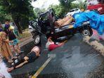 lalu-lintas-antara-truk-dan-mobil-pickup-di-jl-trans-sulawesi-kelurahan-batu.jpg