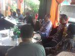 laode-r-arumahi-51-ngopi-di-warkop-dg-aziz-jl-jenderal-ahmad-yani-9.jpg