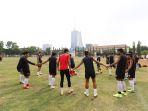latihan-skuad-psm-makassar-di-lapangan-polda-jatim.jpg