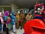 lies-f-nurdin-di-sela-kunjungannya-di-dinas-perindustrian-senin-29122019.jpg