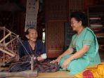 lily-amelia-salurapa-saat-mengunjungi-penenun-kain-toraja-di-sadan-to-barana.jpg