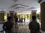 lima-pemuda-melakukan-demo-di-kantor-bupati-luwu-utara.jpg
