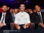 lionel-messi-cristiano-ronaldo-dan-virgil-van-dijk-tampak-saling-duduk-bersebelahan.jpg