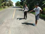 lubang-di-jl-poros-sengkang-siwa-km-40-41-desa-barangmamase-kecamatan-sajoanging.jpg