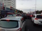 macet-di-jalan-ap-pettarani-menuju-jembatan-fly-over_20180726_190252.jpg