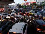 macet-dipertigaan-jl-ap-pettarani-dan-jl-boulevard-jumat-2852021-2.jpg