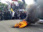 mahasiswa-bakar-ban-di-jl-lanto-dg-pasewang-kecamatan-binamu-jeneponto.jpg