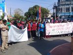 mahasiswa-dari-sejumlah-kampus-di-sidrap-menggelar-unjuk-rasa-di-tugu-jam_20180921_131036.jpg