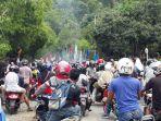 mahasiswa-demo-di-jl-trans-sulawesi-palopo.jpg