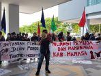 mahasiswa-mamasa-di-kantor-dprd-sulbar.jpg