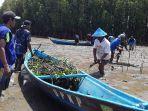 mahasiswa-uts-makassar-menggelar-kegiatan-penanaman-mangrove.jpg<pf>mahasiswa-uts-makassar-dan-world-woldlife-fund-wwf-tanam-mangrove.jpg<pf>uts-makassar-dan-wwf-menggelar-kegiatan-penanaman-mangrove.jpg