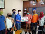 management-toko-alaska-menyalurkan-bantuan-sembako0.jpg