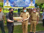 manager-grand-mall-mandai-darlan-hasyim-kiri-menyerahkan-bantuan-ke-masyarakat.jpg