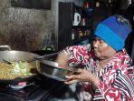 maria-daeng-lummu-sedang-memasak-mie-untuk-pelengkap-menu-nasi-kuningnya.jpg
