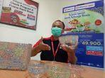 marketing-manager-alfamidi-sulselbar-bachry-baharuddin-memperlihatkan-bowl-set-collection.jpg