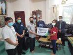 marthinus-tiranda-menyerahkan-santunan-kematian-terhadap-dua-ahli-waris-peserta-bpjs.jpg
