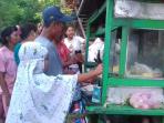 mas-permadi-jualan-bakso-daging-kuda_20160301_215220.jpg