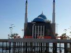 masjid-amirul-mukminin-atau-masjid-terapung-makassar-1-672021.jpg