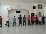 masjid-raya-makassar-melaksanakan-salat.jpg