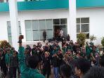 massa-aksi-berkumpul-depan-gedung-rektorat-iain-parepare-rabu-232022-siang.jpg