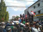 massa-berunjuk-rasa-membela-puang-lalang.jpg