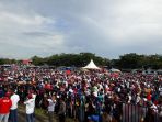 massa-pasangan-takyuddin-masse-mizar-roem-mulai-memadati-lapangan-sinjai-bersatu_20180622_180731.jpg