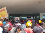 massa-pengunjuk-rasa-penolakan-rencana-pertambangan-zirkon-zr-di-anjoro-pitu.jpg